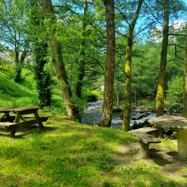 Table pique nique aval pont finot - Treignac ©L Léonard (2)