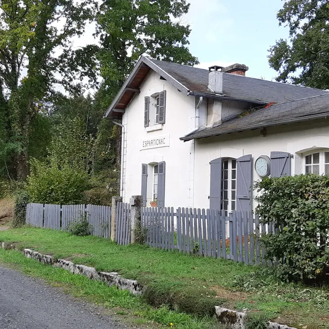 Voie du POC et Gare d'Espartignac - Puy Chammard - Uzerche © A.Blanchet - Office de Tourisme Terres de Corrèze