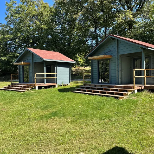 Hameau de chalets au camping de la lande