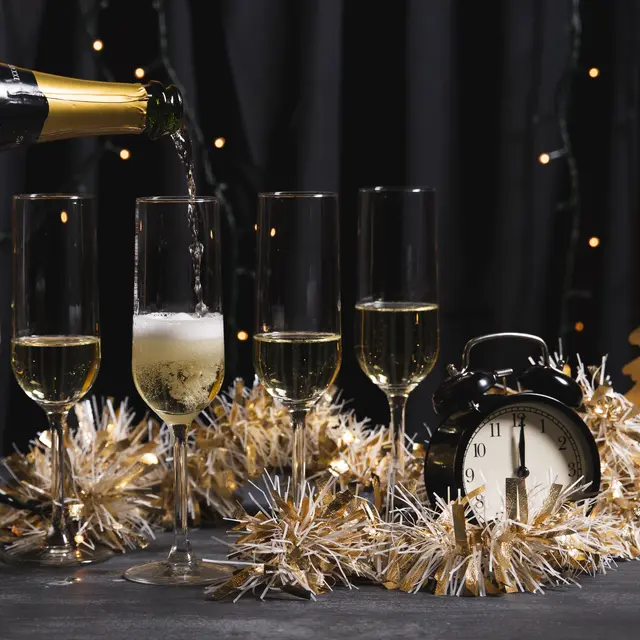 fete-de-bienvenue-decorative-avec-champagne
