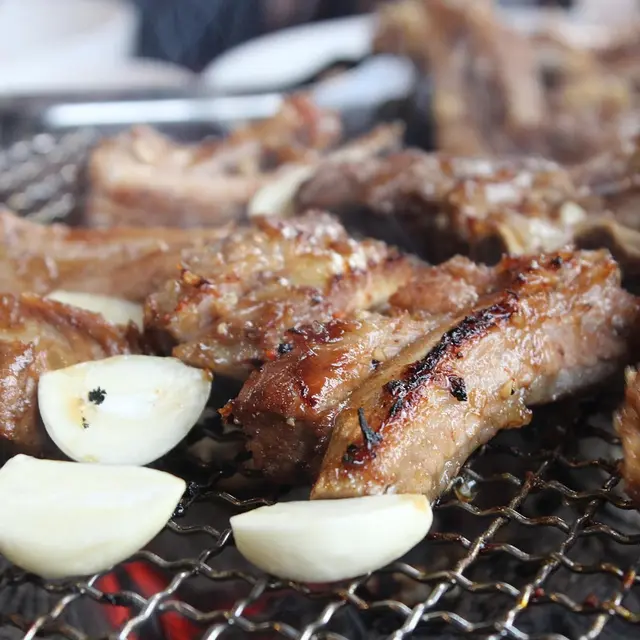 Grillade d'agneau et de porc