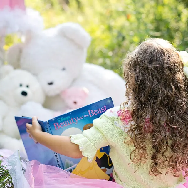 little-girl-reading-912380_1280