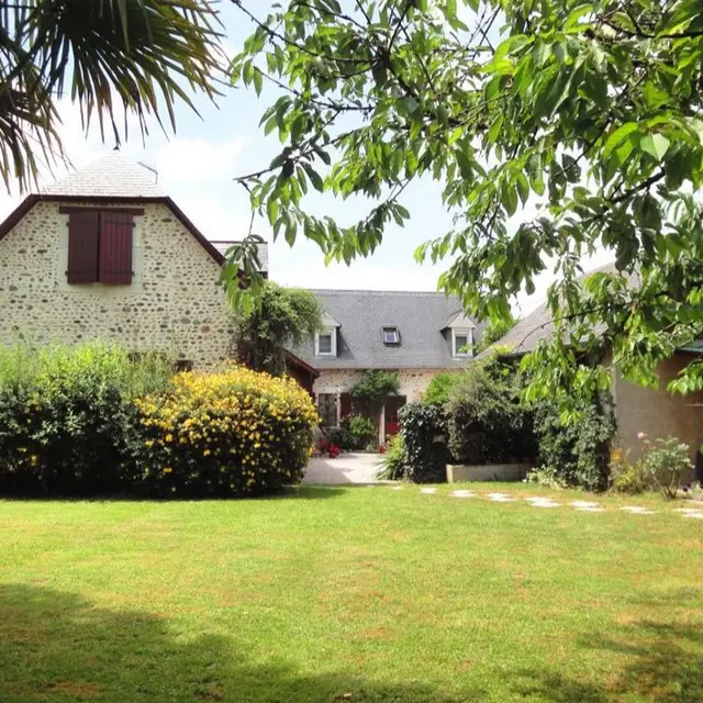 chambre d'hôtes fleurs - Laroin - la maison
