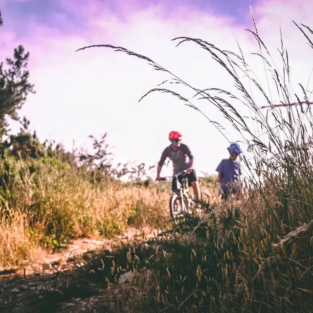 Deux Personnes à Vélo
