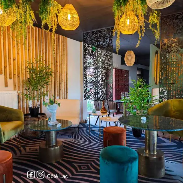 salle-du-restaurant-ussel-cote-lac (8)