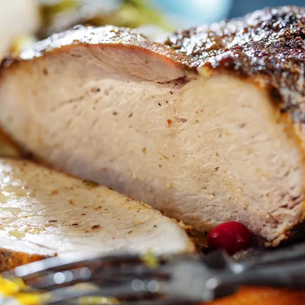 savoureux-porc-viande-rotie-appetissant-legumes-pour-noel-jour-thanksgiving-fermer