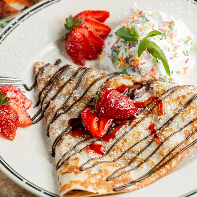 sweet-crepe-with-powder-strawberries