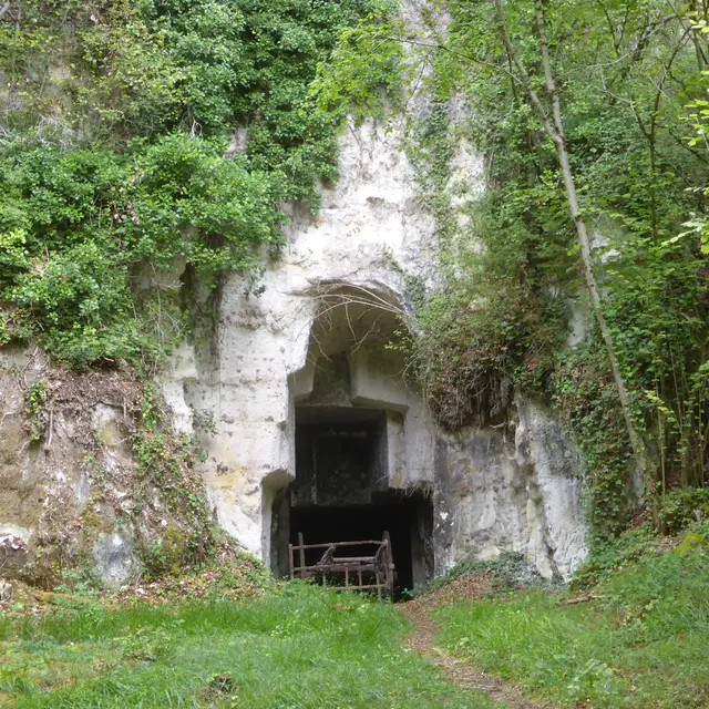 Entrée d'ancienne carrière souterraine