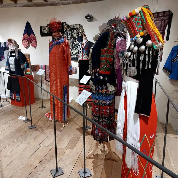Musée des costumes et parures du monde