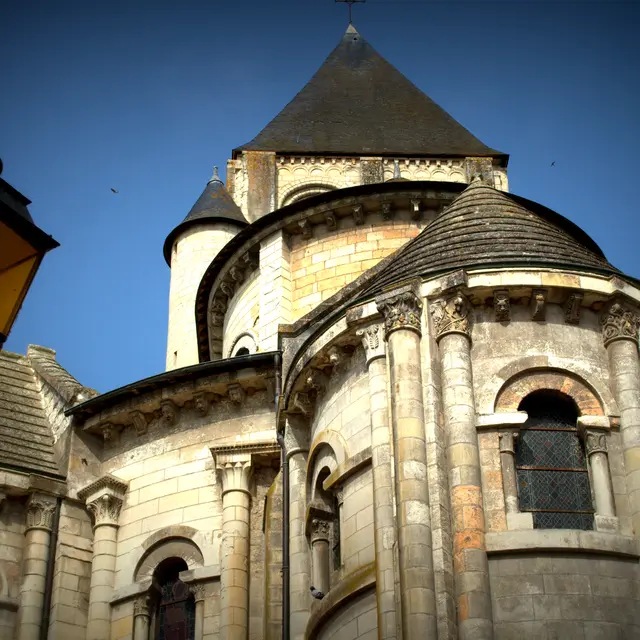 chevet-de-la-collegiale-au-coeur-de-la-cite-medievale-de-Saint-Aignan-