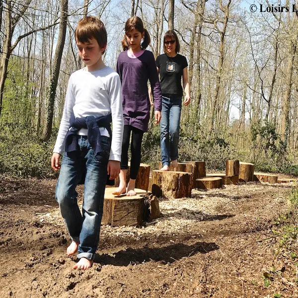 famille-sentier-rondins-Loisirs-loire-Valley