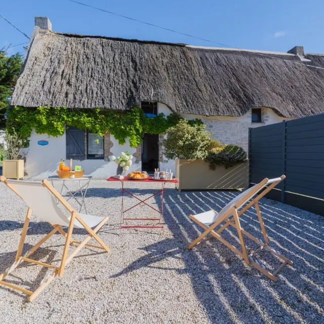 81812 - Façade  , entrée principale  de la chaumière Marie et parking privé