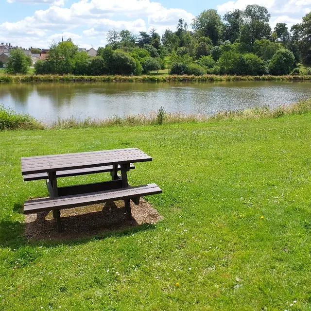 table de pique-nique plan d'eau Vaiges
