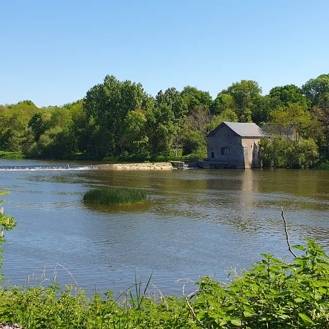 Barrage sur la Mayenne à Ménil