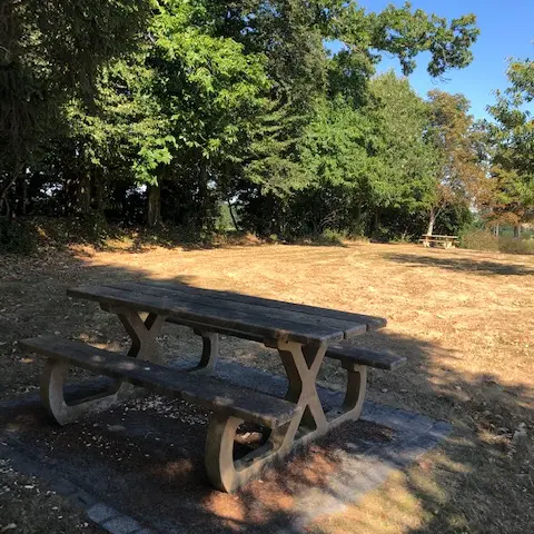 Aire de pique nique terrain de sport