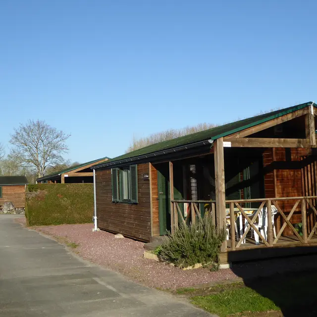Chalets au Camping du Sans Souci à Fresnay-sur-Sarthe - extérieur