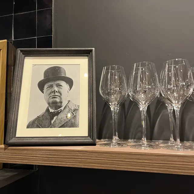 Churchill café 3