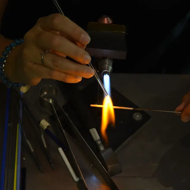 Une perle en verre filé au chalumeau