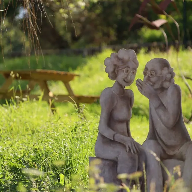 Exposition In situ devant les tables de pique-nique - Saint-Pierre-Sur-Erve