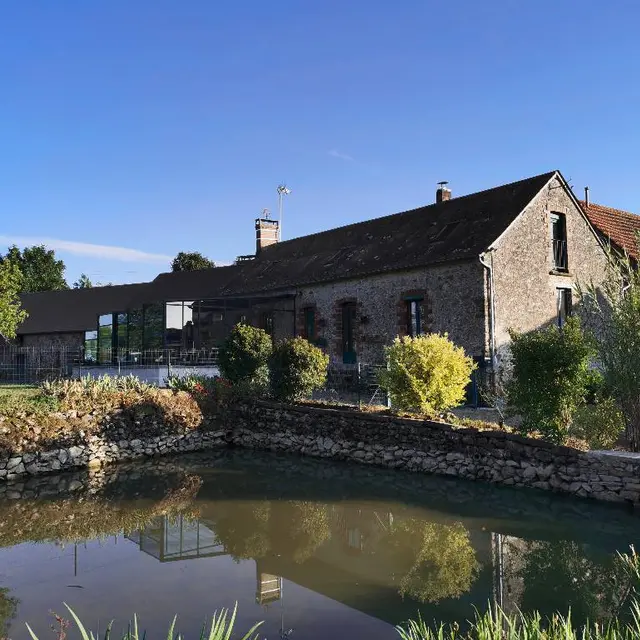 Gîte vu depuis la mare
