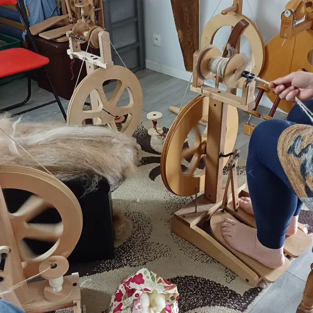 Atelier filage au rouet