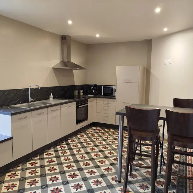 cuisine équipée aménagée avec coin repas