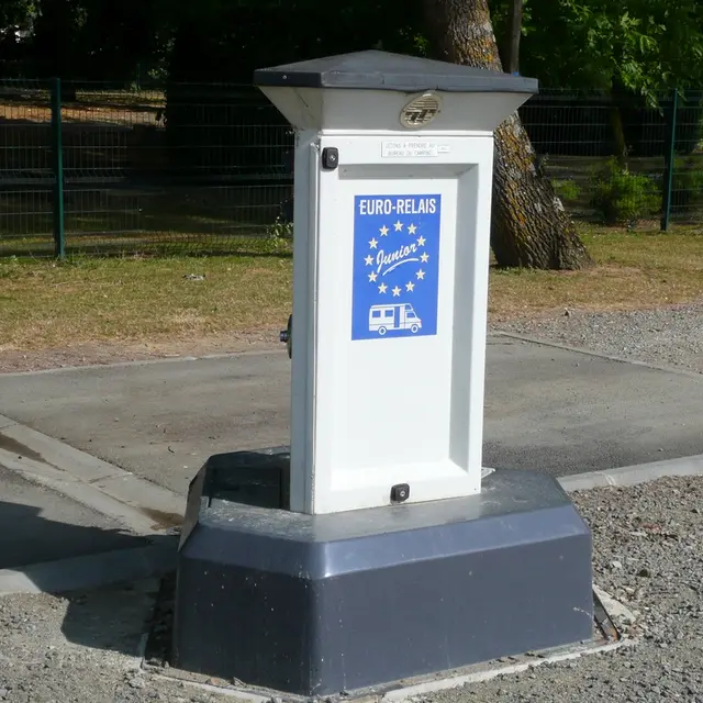 ACCAM53-aire-camping-car-evron-1