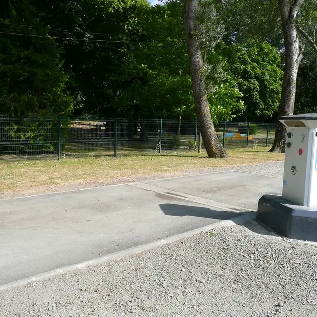 ACCAM53-aire-camping-car-evron-2