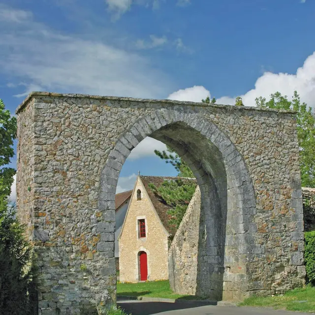 circuit-pedestre-par-les-portes-et-remparts-bourg-le-roi-72-1