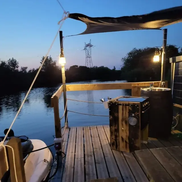La terrasse du Radeau, la nuit