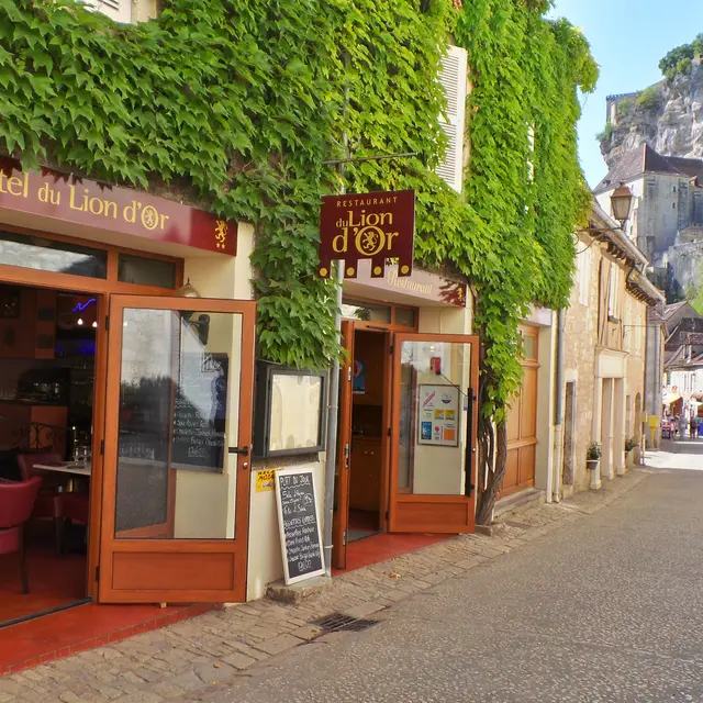 Entrée sur la rue principale