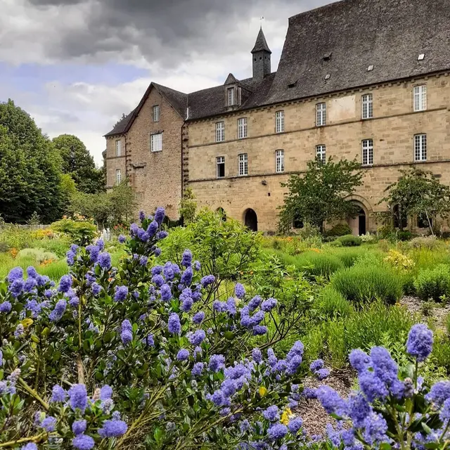 Abbaye en fleurs