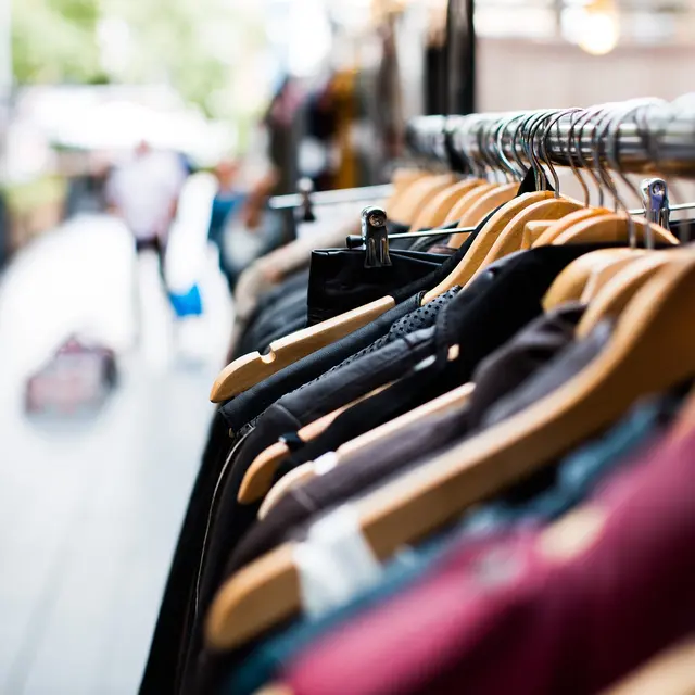 ©Pexels_Pixabay_hangers-gc5aa35f63_1920