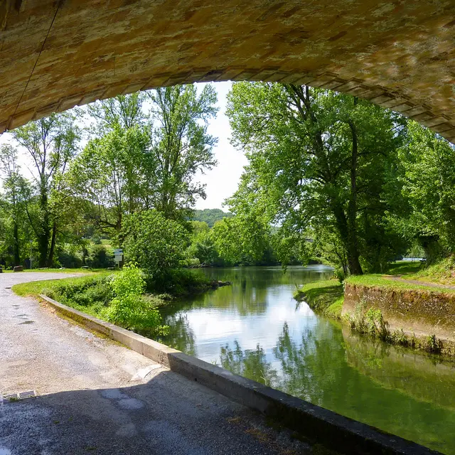 01Vers - Sur les berges du Vers  © Lot Tourisme - C. Sanchez