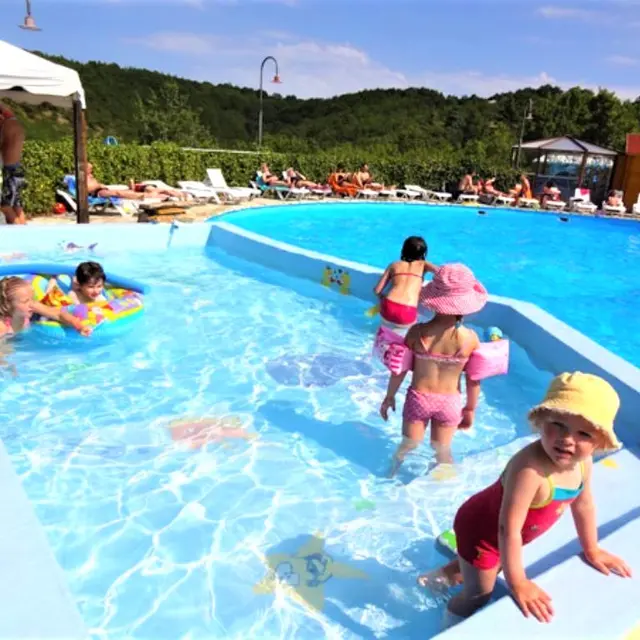 Piscine avec pateaugeoire et toboggan