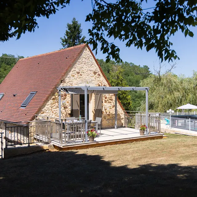 Façade et piscine