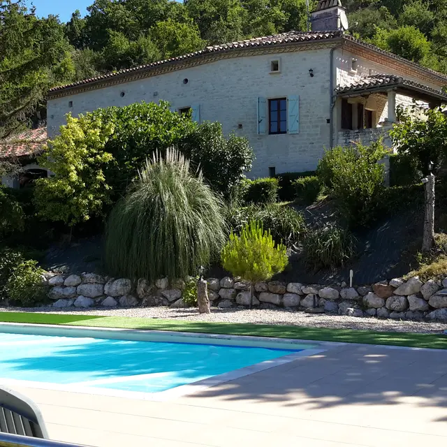Gîte vue de la piscine +Gîte en arrière plan