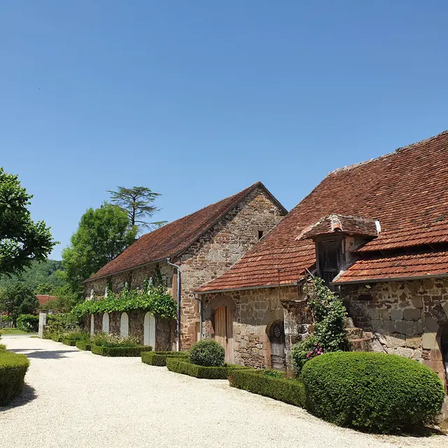La maison d'amis et la grange