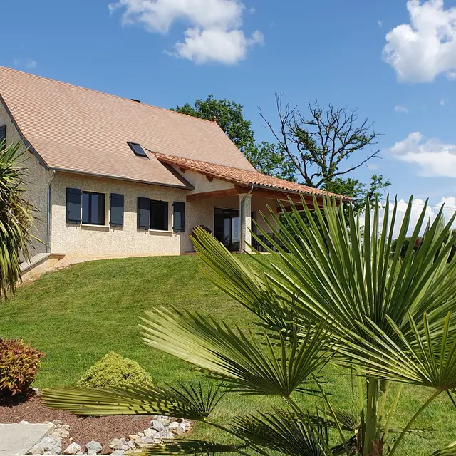 Gîte de Lasfargue- vue sur la maison depuis la piscine