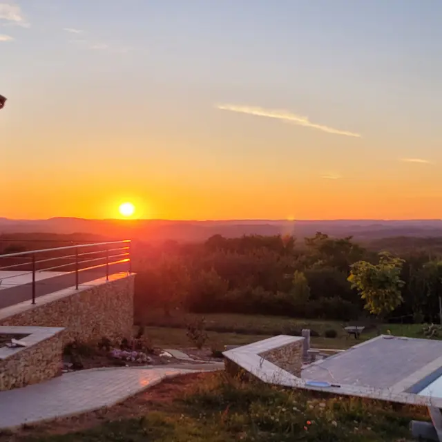 Vue extérieure sur la vallée et la piscine
