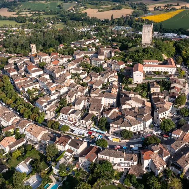 Vue drone du village de Montcuq