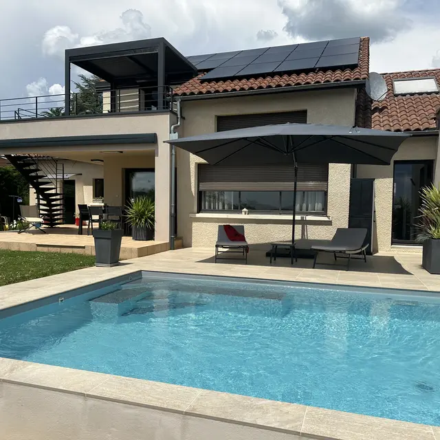 notre maison et le studio à l'étage avec balcon/terrasse
