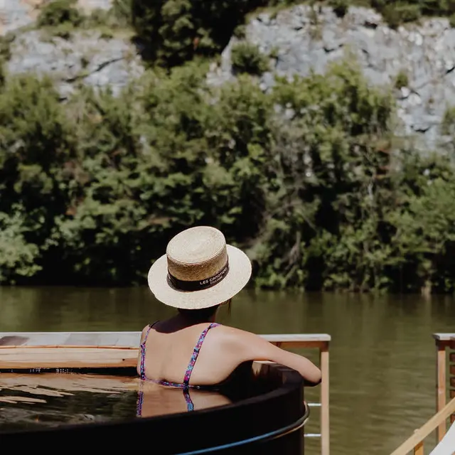 Spa face à la rivière