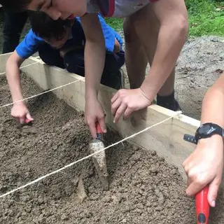 Les apprentis archéologues creusent à Merle