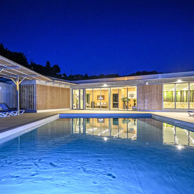 piscine exérieure face au POLE BIEN ETRE