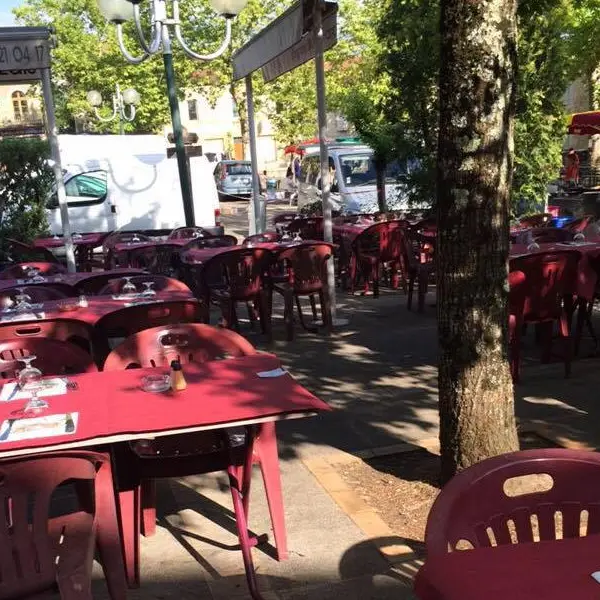 terrasse-Auberge-de-la-Place-Cazals