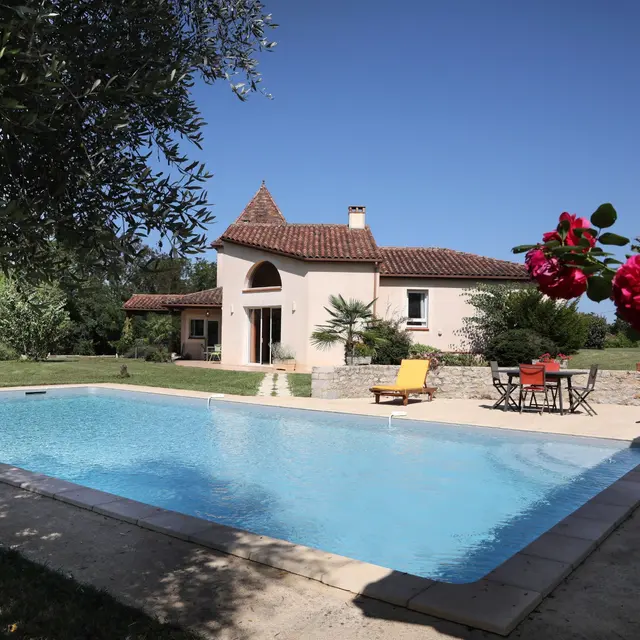 Vue sur la piscine et la maison