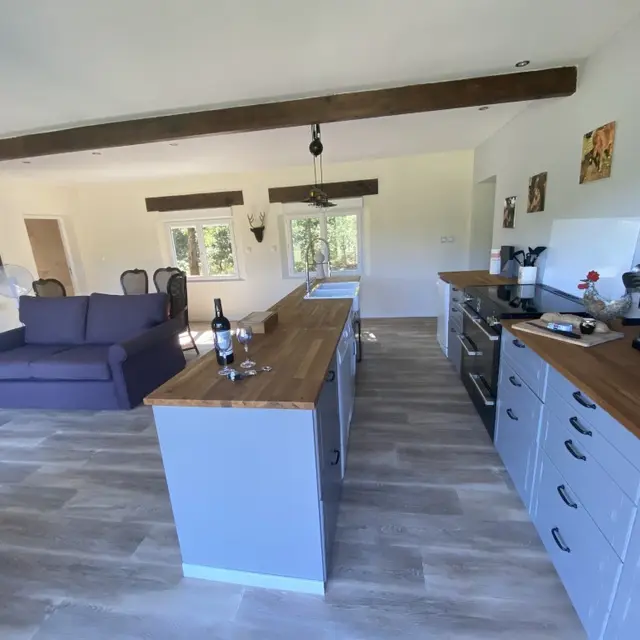 vue-depuis-l'avant-de-la-propriété-agencement-de-la-cuisine-1