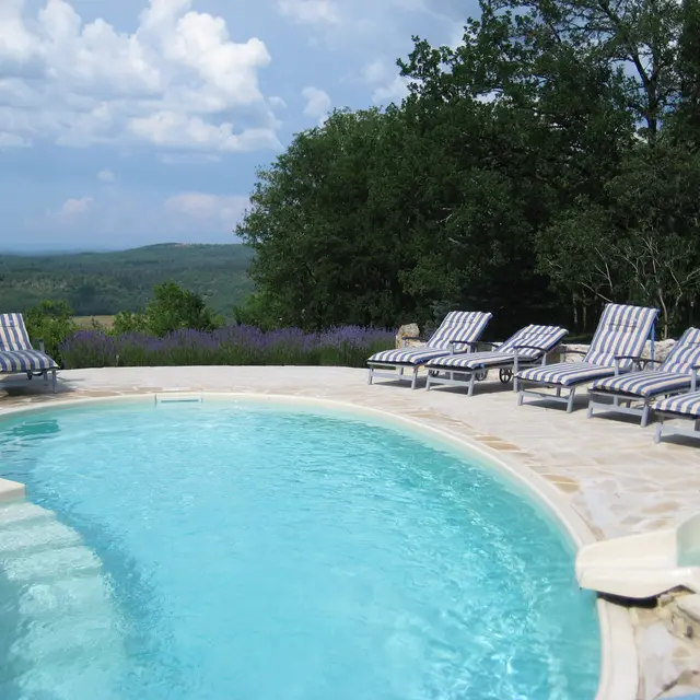 Piscine avec chaises et cousins