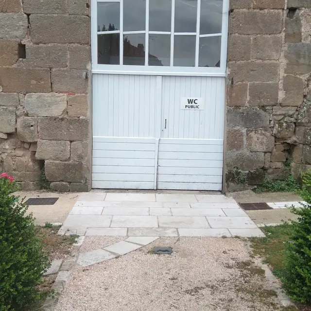 lacapelle_marival_toilettes
